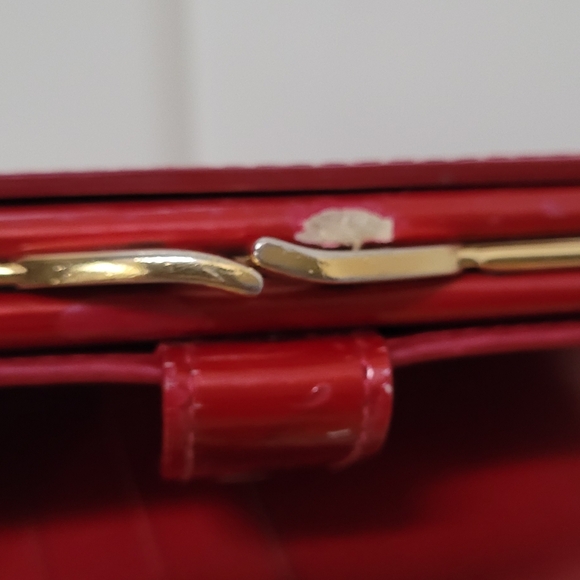 Authentic LV Red Vernis Kiss Lock Wallet-Bifold - Picture 9 of 10